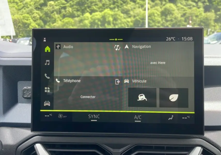 Écran tactile central du tableau de bord du Dacia Bigster 2025 affichant les options audio, navigation et véhicule.