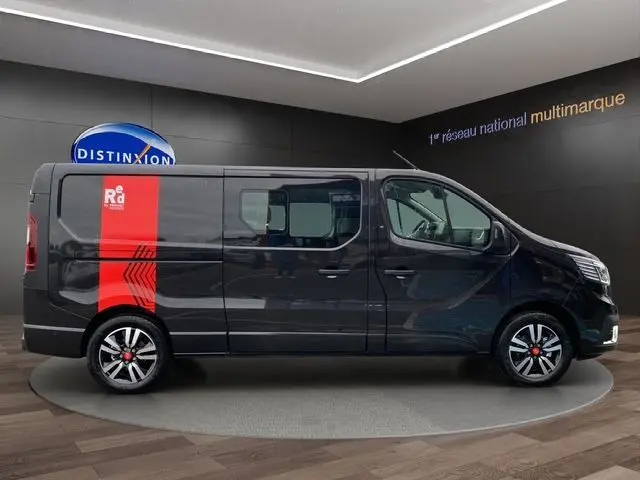 Profil côté gauche du Renault Trafic Cabine Approfondie noir 2025 avec jantes alu noires et bande rouge distinctive arrière.