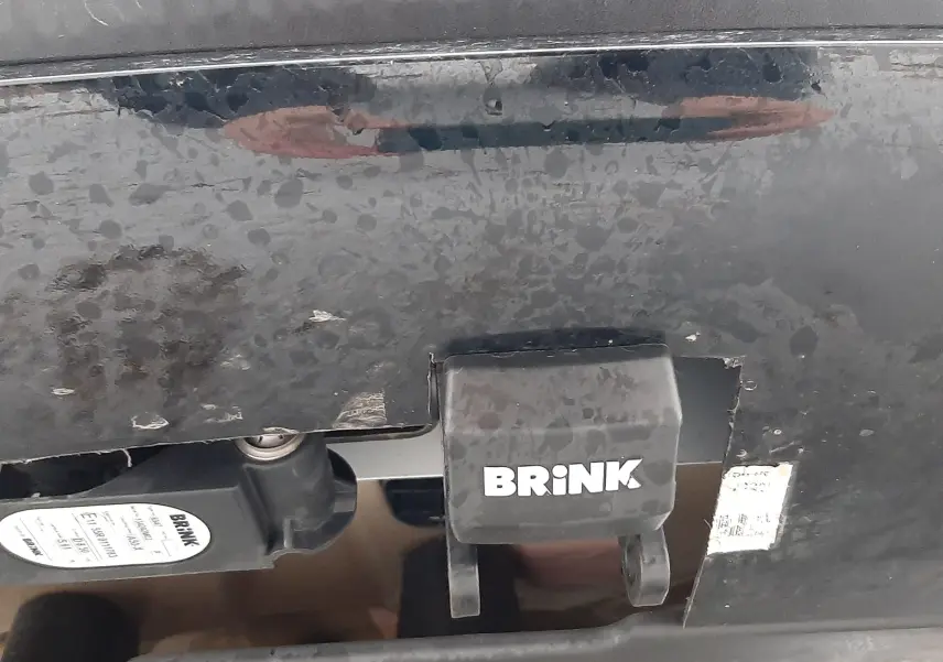 Gros plan sur l'attelage Brink fixé à l'arrière noir brillant du Peugeot 2008 blanc nacré 2023.