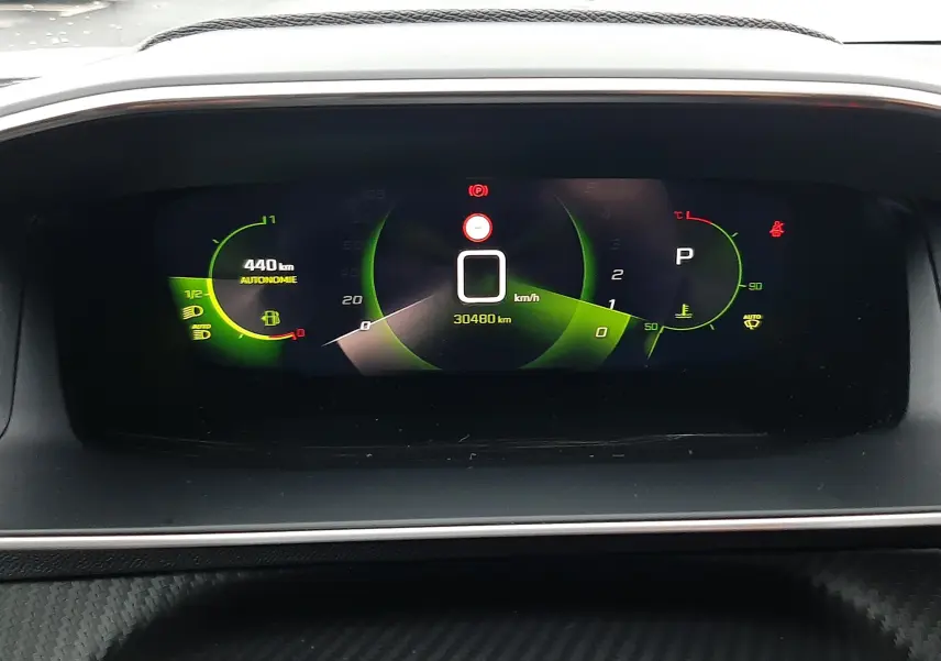 Tableau de bord numérique du Peugeot 2008 1.2 PureTech 130ch GT, affichant 30 480 km et autonomie 440 km.