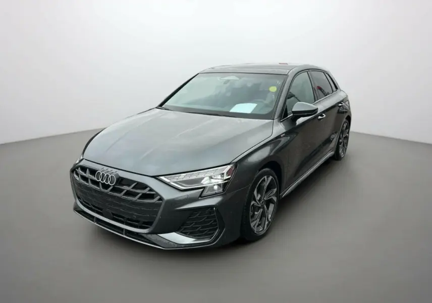 Audi A3 TFSI 150 Hybrid S-Line gris Daytona vue 3/4 avant mettant en valeur ses jantes alu 18 pouces et phares LED.