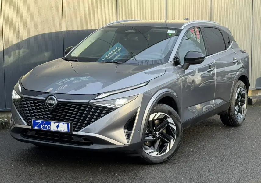 Nissan Qashqai III e-Power gris Squale en 3/4 avant droit, avec calandre noire et jantes alliage distinctives.