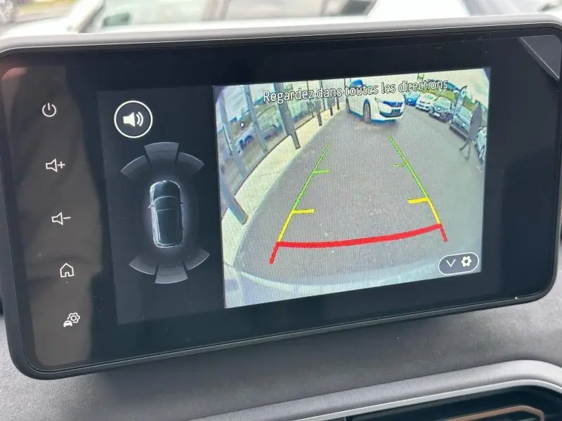 Écran tactile montrant la caméra de recul du Dacia Jogger noir nacré avec guidage de trajectoire coloré.