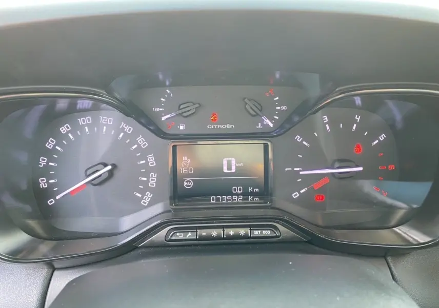 Vue rapprochée du tableau de bord numérique de la Citroën C3 Aircross 2022, affichant la vitesse à 0 km/h.