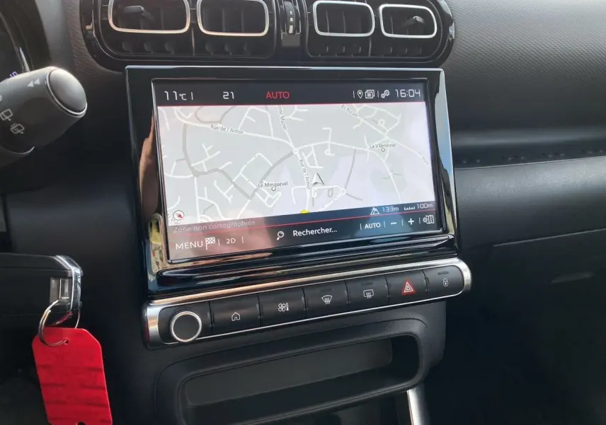 Vue rapprochée de la console centrale de la Citroën C3 Aircross gris platinium, avec écran tactile affichant la navigation.