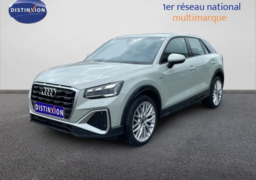 Audi Q2 35 2.0 TDI S-Line argent rose métal vue 3/4 avant droit avec jantes alliage et calandre noire.