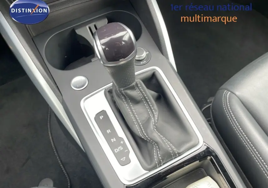 Vue rapprochée de la console centrale de l’Audi Q2 2025, mettant en valeur le levier de vitesse automatique en cuir noir.