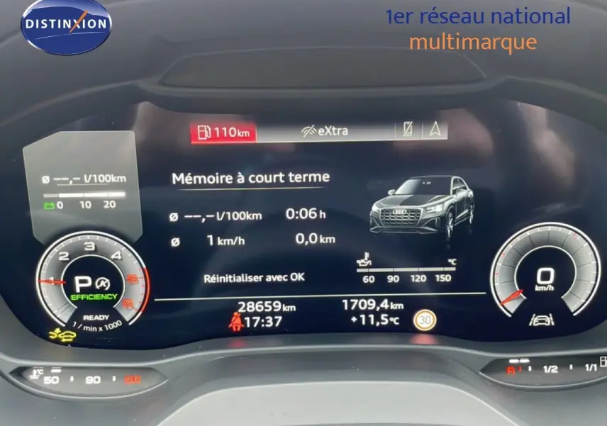 Vue du tableau de bord numérique de l'Audi Q2 35 2.0 TDI S-Line avec affichage digital complet et indicateurs modernes.