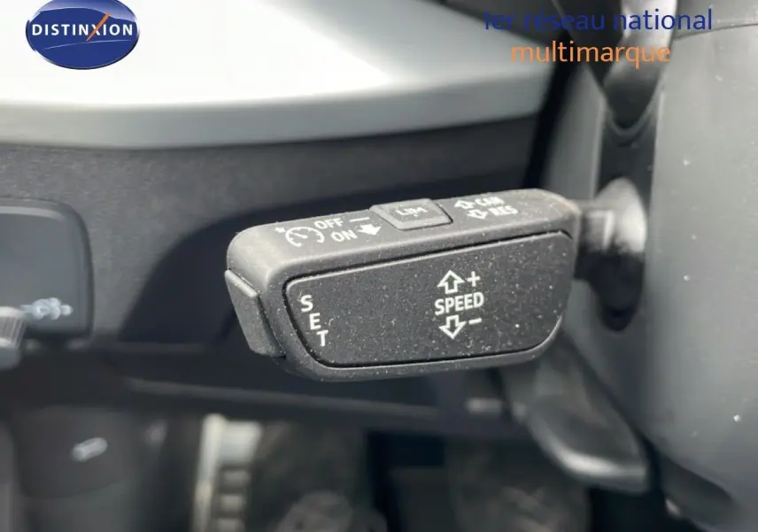 Gros plan sur la commande de régulateur de vitesse dans l’Audi Q2 35 2.0 TDI 150CH S-TRONIC7 S-LINE argent rose métal.