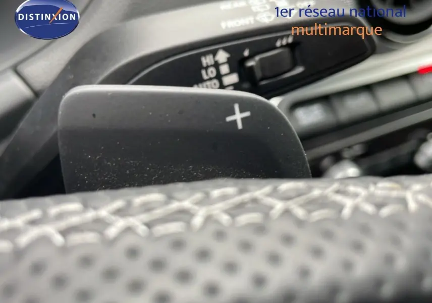 Gros plan sur la palette de changement de vitesse droite du volant d'un Audi Q2 35 2.0 TDI 150CH S-Line 2025 argent rose métal.