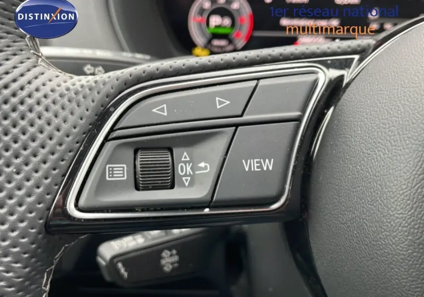 Gros plan sur les commandes gauche du volant en cuir perforé noir de l'Audi Q2 35 2.0 TDI S-Line 2025.
