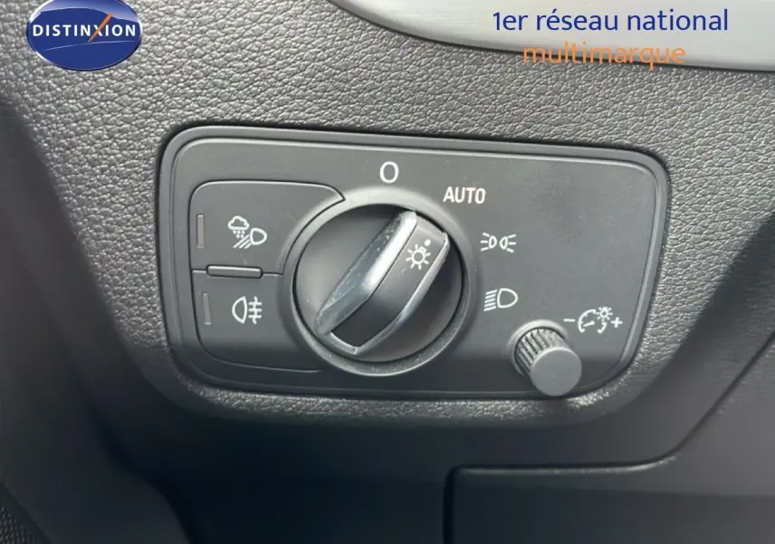 Vue rapprochée du sélecteur de phares noir dans l'habitacle de l'Audi Q2 35 2.0 TDI S-Line 2025.