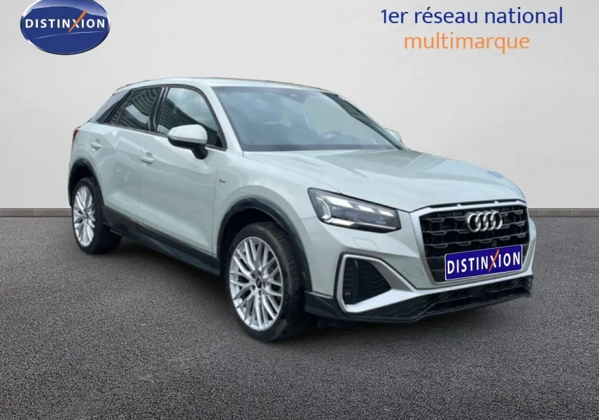 Audi Q2 argent rose métal vue 3/4 avant droit, avec calandre noire et jantes alliage multibranches.