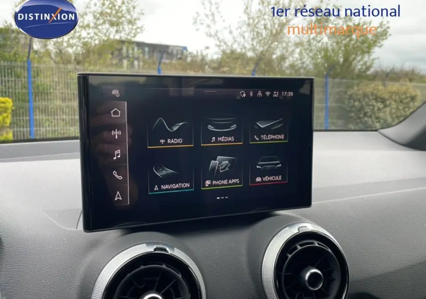 Écran tactile central de l'Audi Q2 35 2.0 TDI S-Line 2025, avec commandes multimédias et navigation visibles.