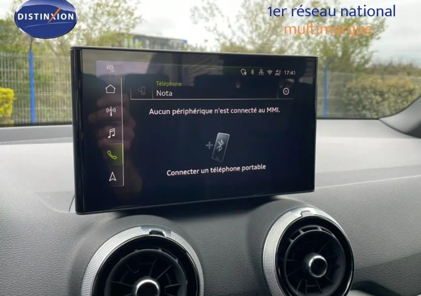Écran tactile central et aérateurs ronds du tableau de bord de l’Audi Q2 35 2.0 TDI S-Line, vue intérieure avant.