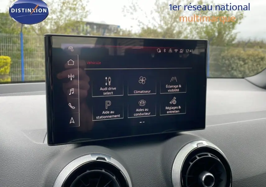 Écran central tactile affichant les options de conduite, intérieur d'Audi Q2 35 2.0 TDI S-Line 2025.