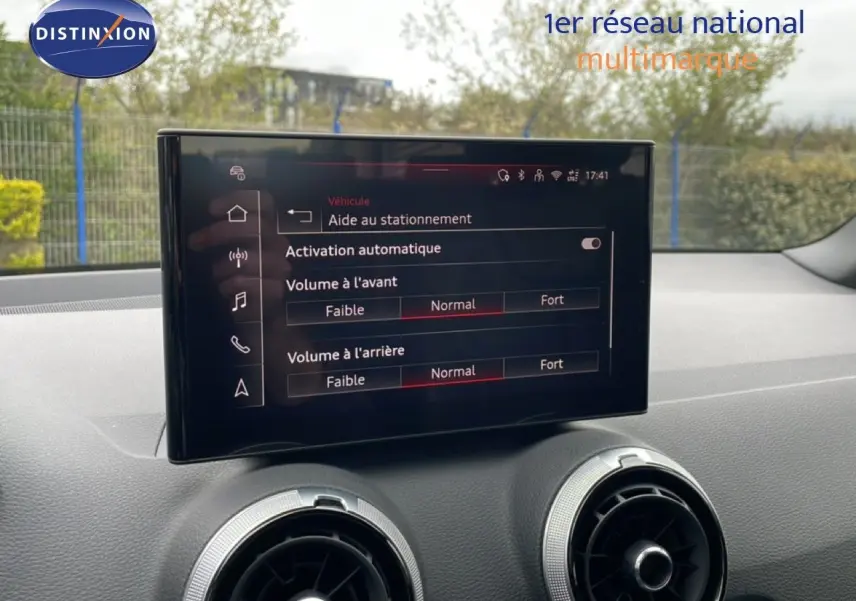 Écran central tactile affichant l'aide au stationnement dans l'habitacle d'un Audi Q2 35 2.0 TDI S-Line.