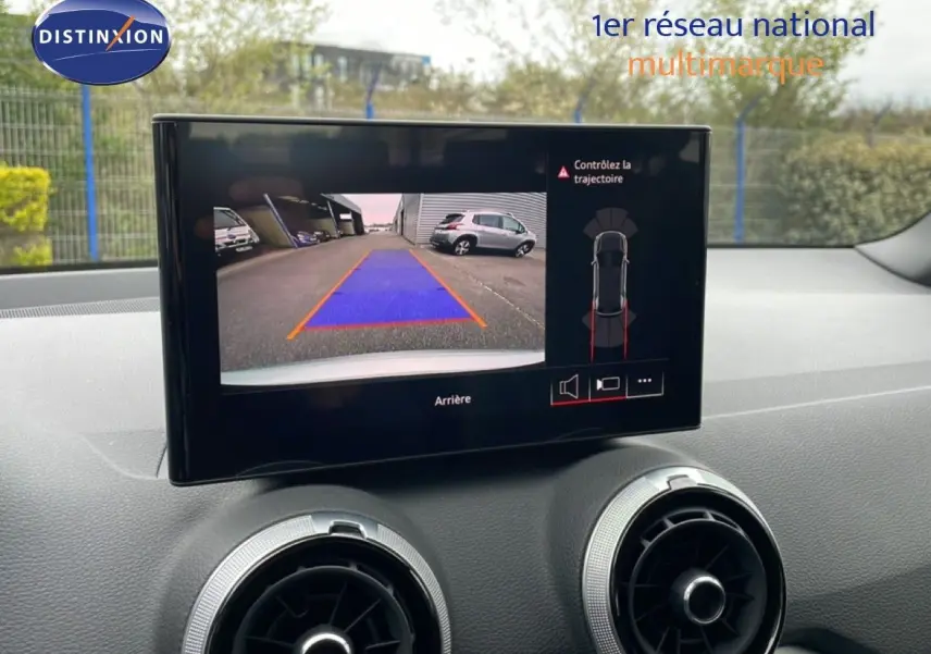 Écran central de l’Audi Q2 35 2.0 TDI S-Line 2025 montrant la caméra de recul avec vue arrière et guidage coloré.