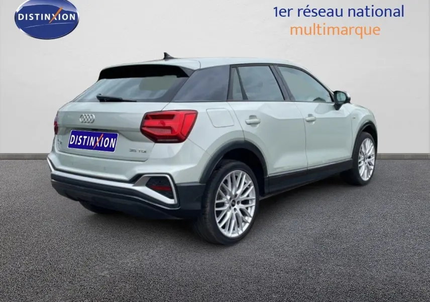 Audi Q2 35 2.0 TDI S-Line en argent rose métal, vue 3/4 arrière droit avec jantes alliage 19 pouces.