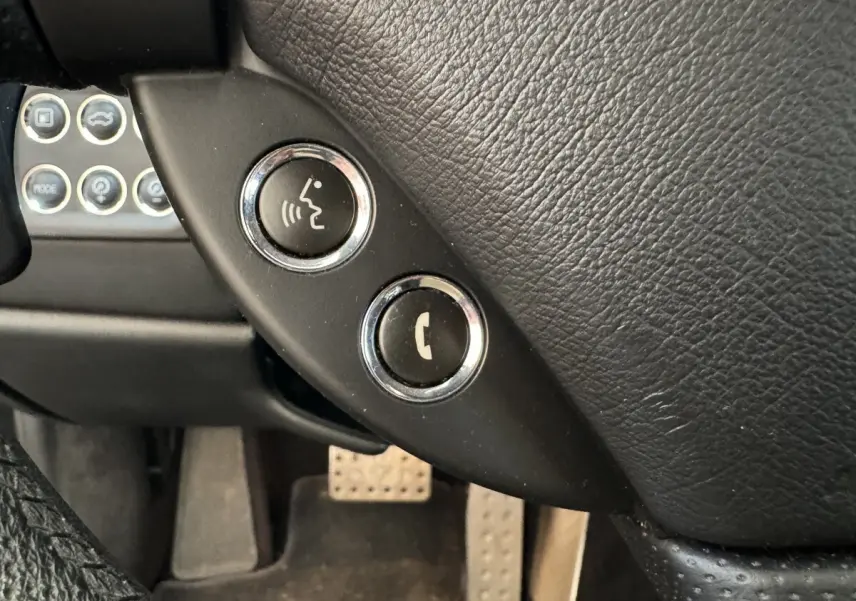 Gros plan sur les boutons de commande vocale et téléphone sur le volant en cuir noir de la Maserati Granturismo S 4.7.