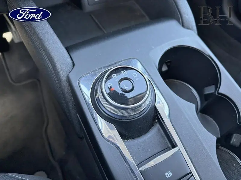 Gros plan sur la molette de sélection de la boîte automatique noire au centre de la console du Ford Kuga 2023.