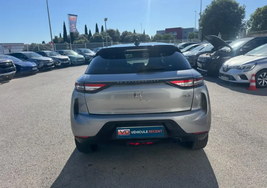 Vue arrière d'une DS3 gris métallisé 2024 avec feux LED fins et jantes alliage 18 pouces, stationnée en extérieur.