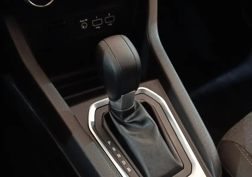 Le levier de vitesse automatique en cuir noir de la Renault Clio Business E-TECH 140, vue rapprochée de la console centrale.