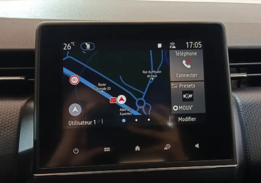 Écran tactile central de navigation 7 pouces dans une Renault Clio Business E-TECH blanche de 2021.
