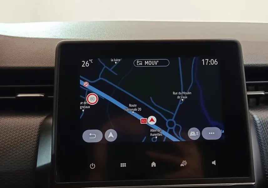 Écran tactile central de navigation 7 pouces affichant une carte, intérieur d’une Renault Clio blanche 2021.