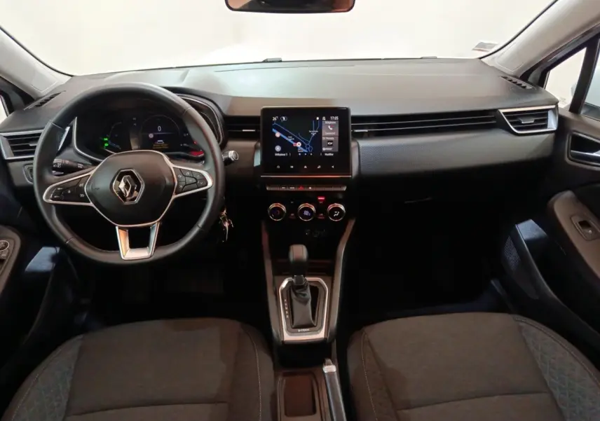Vue intérieure avant de la Renault Clio Business E-TECH 140 2021, tableau de bord noir avec écran tactile central et volant multifonctions.