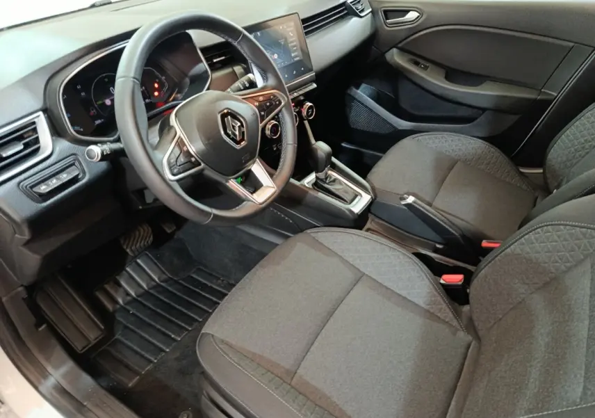 Vue intérieure côté conducteur de la Renault Clio Business E-TECH 140 2021, sièges noirs et tableau de bord moderne.
