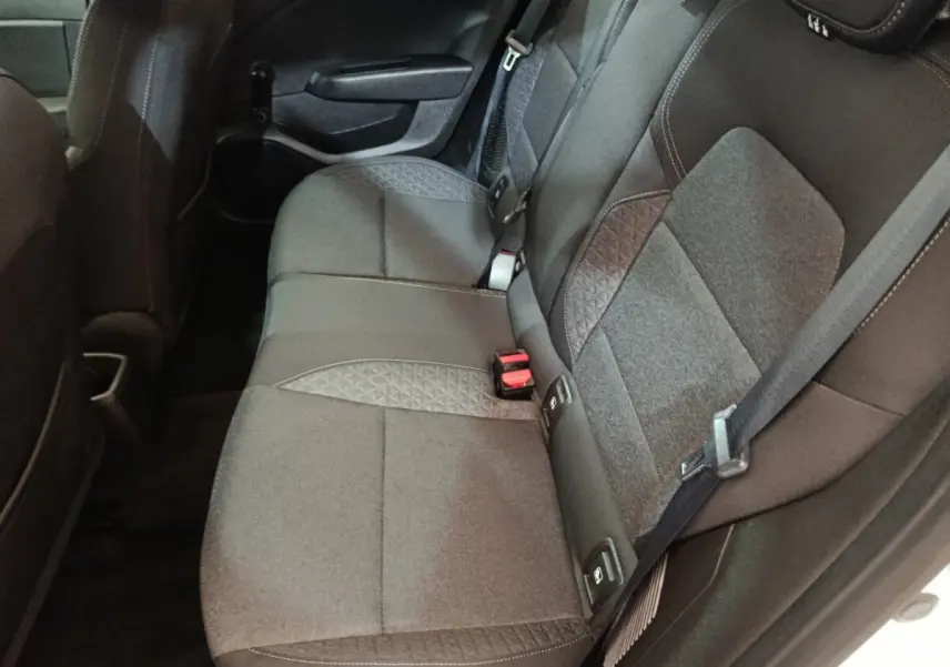 Vue intérieure côté droit sur la banquette arrière grise avec ceintures et fixations Isofix d'une Renault Clio blanche.