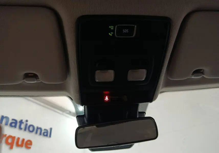 Vue intérieure du plafonnier avec commandes d’éclairage et bouton SOS allumé sur Renault Clio Business E-TECH 140 blanc.