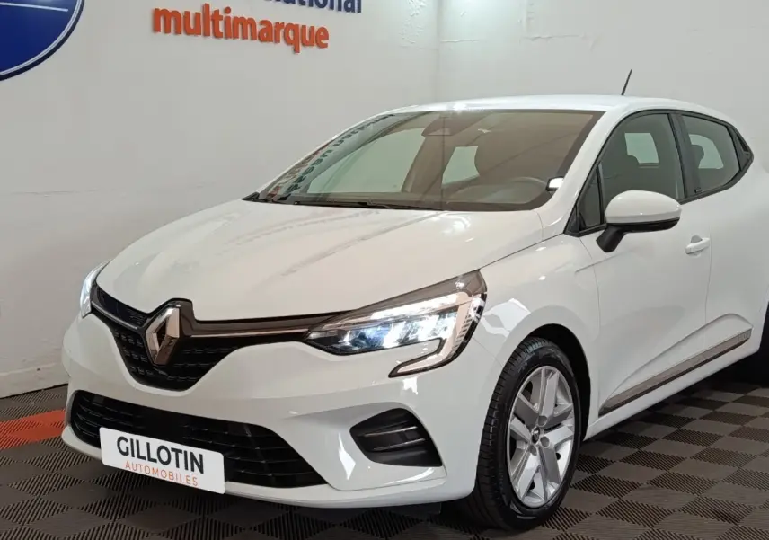 Renault Clio Business E-TECH 140 blanche vue 3/4 avant droit, phares LED allumés, calandre noire brillante.