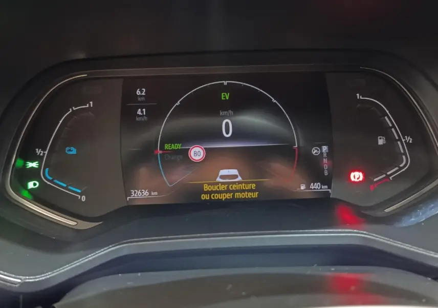 Affichage numérique du combiné d'instruments de la Renault Clio Business E-TECH 140 blanc, avec indicateur de vitesse et alertes.