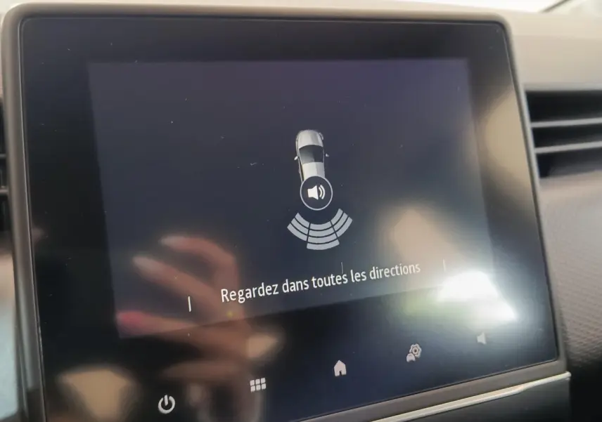 Écran tactile central de la Renault Clio Business E-TECH 140 blanc, affichant une alerte de sécurité.