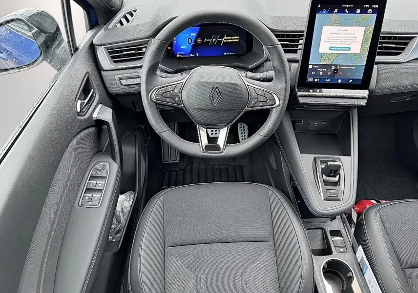 Vue intérieure avant centrée sur le volant multifonction et l'écran tactile vertical du Renault Symbioz 2026.