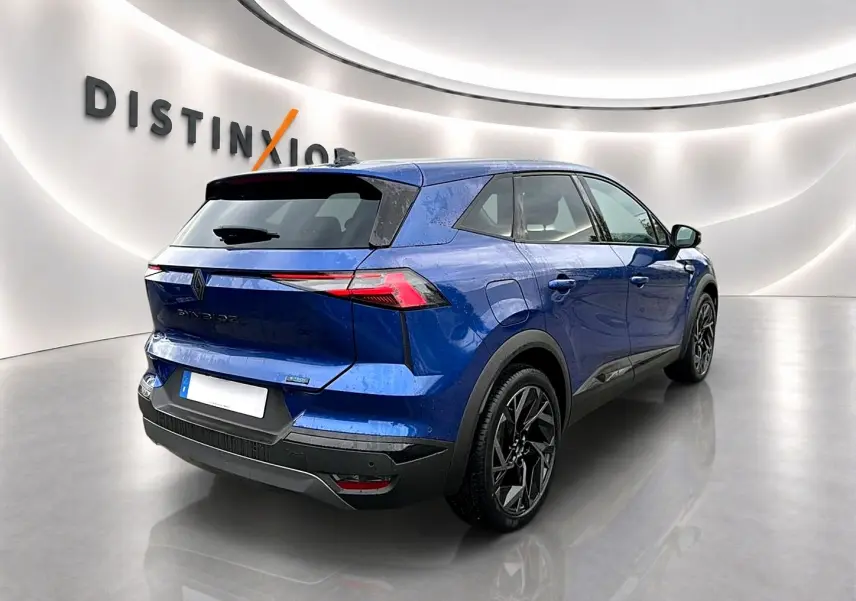 Vue 3/4 arrière droite du Renault Symbioz 2026 en bleu iron avec jantes noires et feux arrière LED fins.