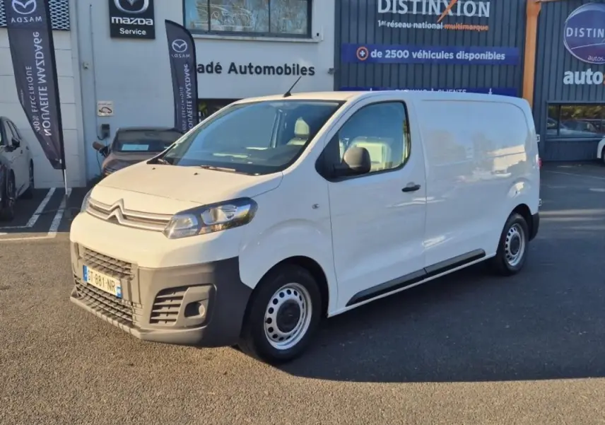 Fourgon blanc Citroën Jumpy L2H1 Diesel 2019 vu de 3/4 avant côté gauche, avec pare-chocs noir et jantes acier.