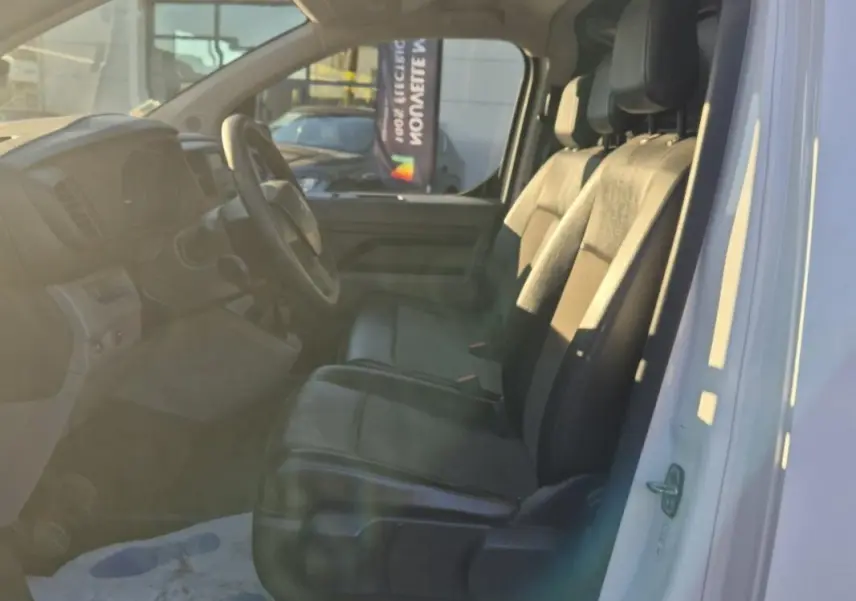 Intérieur du Citroën Jumpy blanc 2019, vue côté gauche montrant les sièges avant et le tableau de bord.