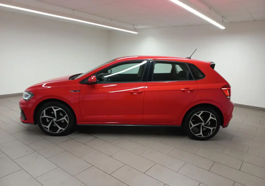 Volkswagen Polo 2019 Rouge Flash vue de profil côté gauche, avec jantes alliage et finition R-Line sportive.