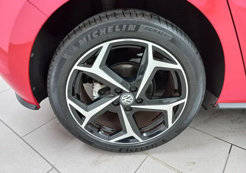 Gros plan sur la roue avant gauche d'une Volkswagen Polo Rouge Flash avec jante alliage R-Line et pneu Michelin.