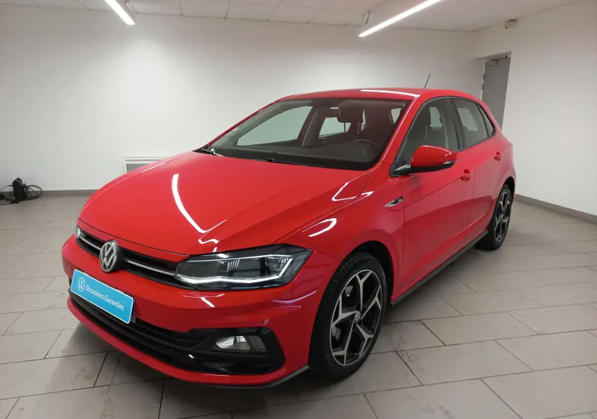 Volkswagen Polo Rouge Flash 2019 en 3/4 avant droit avec jantes R-Line et calandre noire brillante.