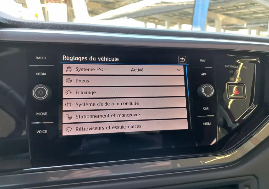 Écran tactile central du tableau de bord de la Volkswagen Polo 2019, affichant les réglages du véhicule.