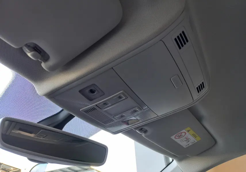 Vue intérieure du plafonnier et du rétroviseur d'une Volkswagen Polo Rouge Flash 2019 finition R-Line.