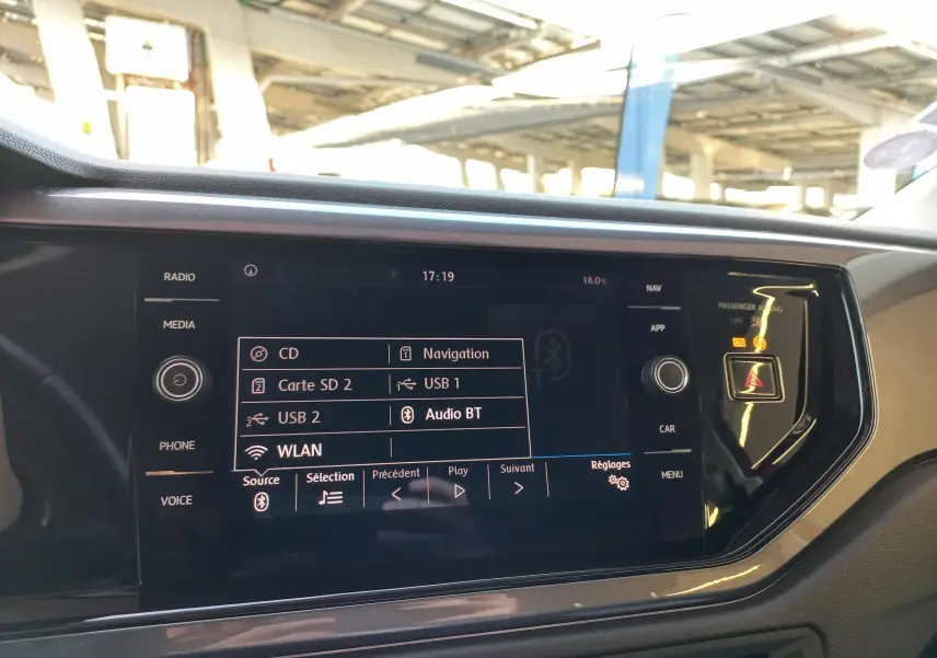 Écran tactile central du tableau de bord de la Volkswagen Polo 2019 affichant les options multimédia et navigation.