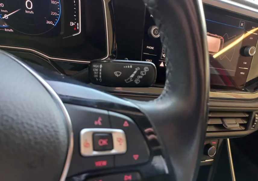 Vue intérieure centrée sur le volant et l'Active Info Display d'une Volkswagen Polo Rouge Flash de 2019.