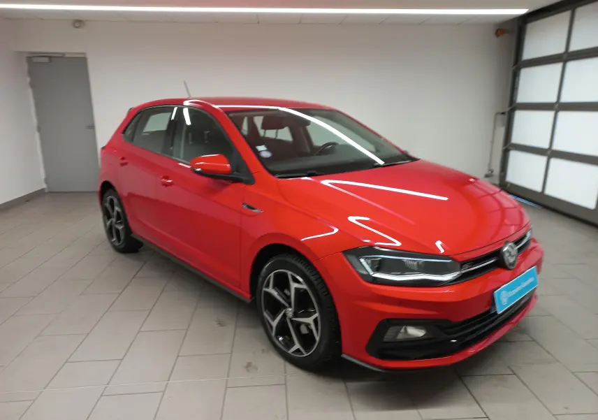 Volkswagen Polo Rouge Flash 2019 en vue 3/4 avant droit, avec jantes R-Line et phares LED distinctifs.