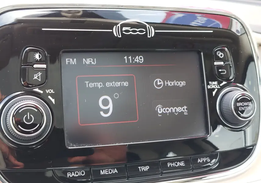 Gros plan sur l’écran tactile central noir brillant de la Fiat 500 blanche, affichant la température extérieure à 9°C.