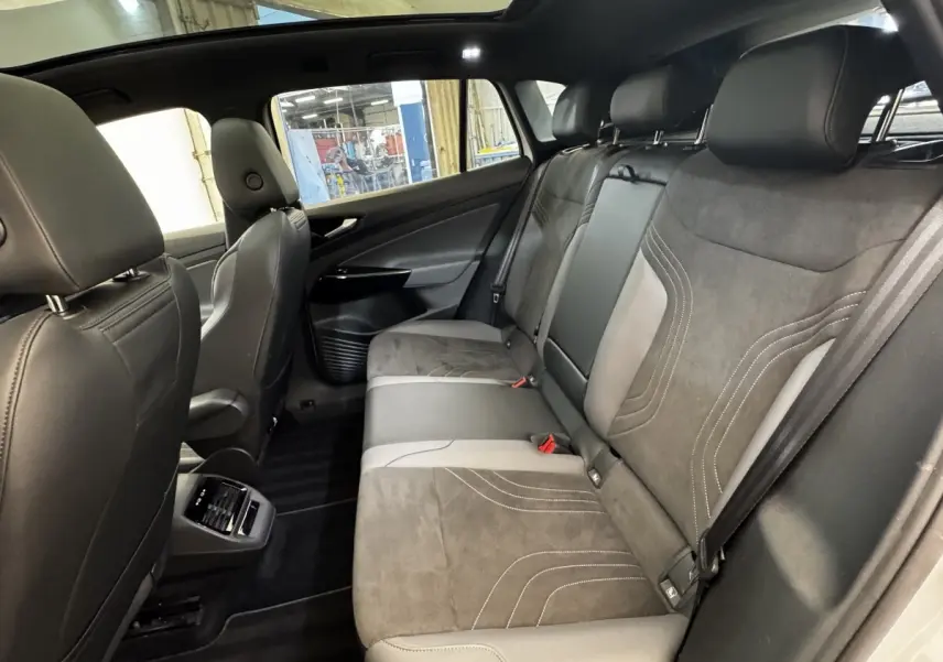 Vue intérieure côté droit sur la banquette arrière en cuir et alcantara gris du Volkswagen ID.4 77 kWh Pro Performance.